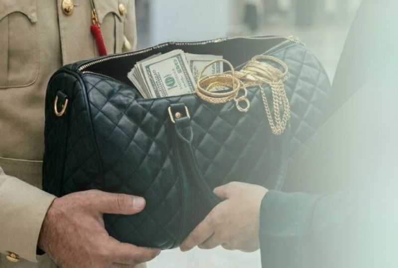 Dubai Police returns bag containing $20,000 and 150g of gold to Arab traveller